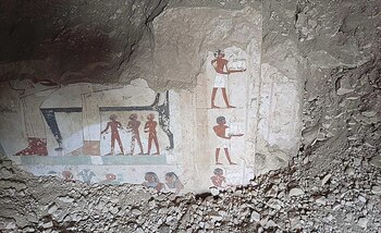 Pinturas dañadas en una tumba