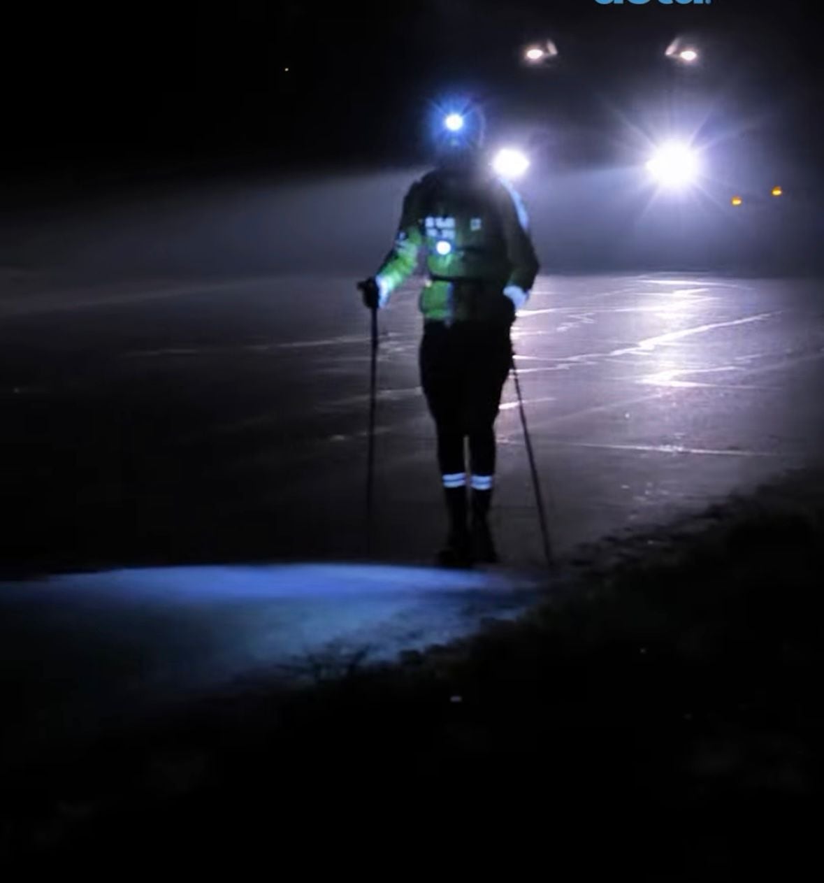 Mathis caminando hacia la escuela. (Enfants du Désert)