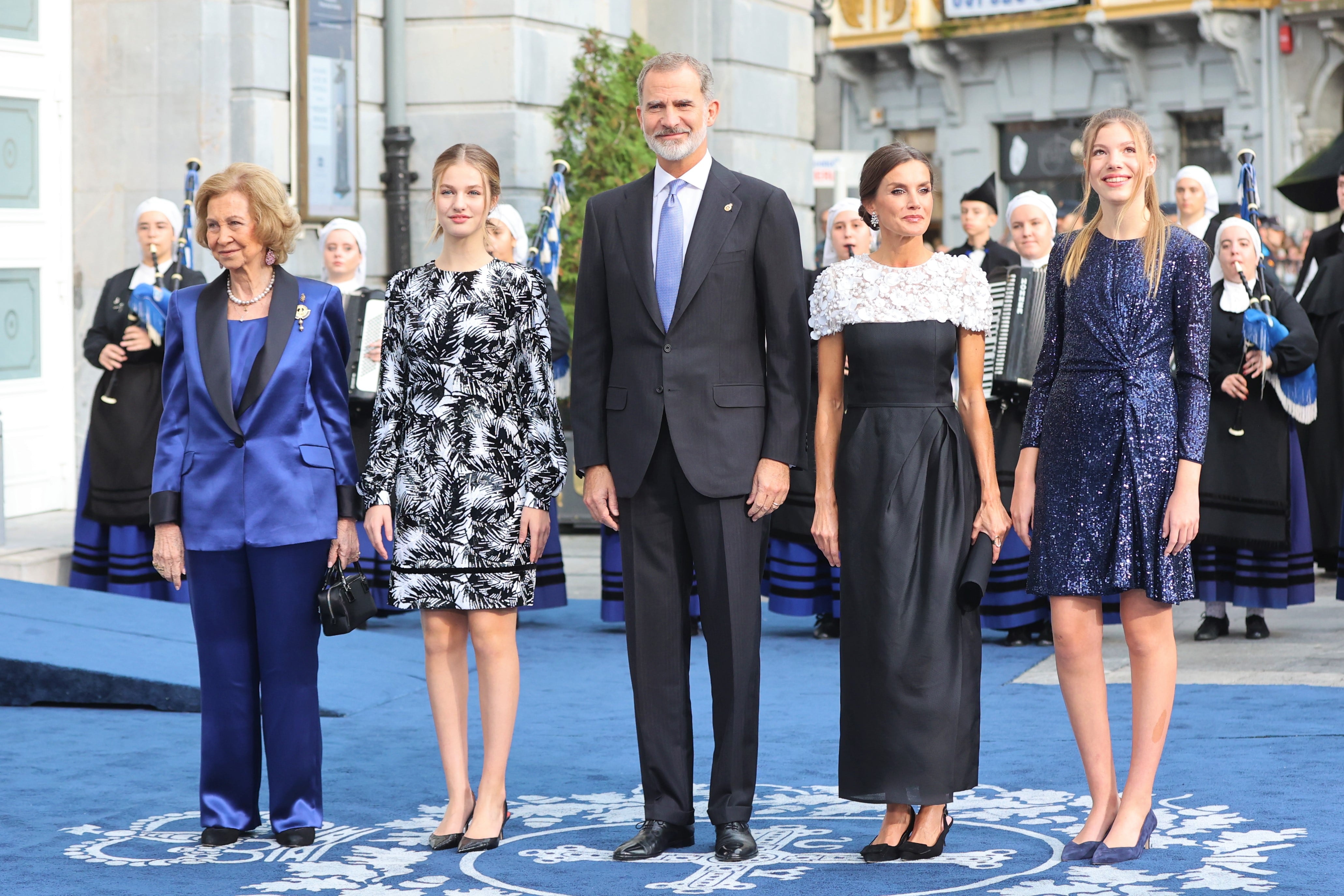 Los Reyes Felipe VI y Doña Letizia acompañada de sus hijas la Princesa Leonor y la Infanta Sofía, junto a la Reina Doña Sofía en los Premios Princesa de Asturias 2022. (Raúl Terrel - Europa Press).