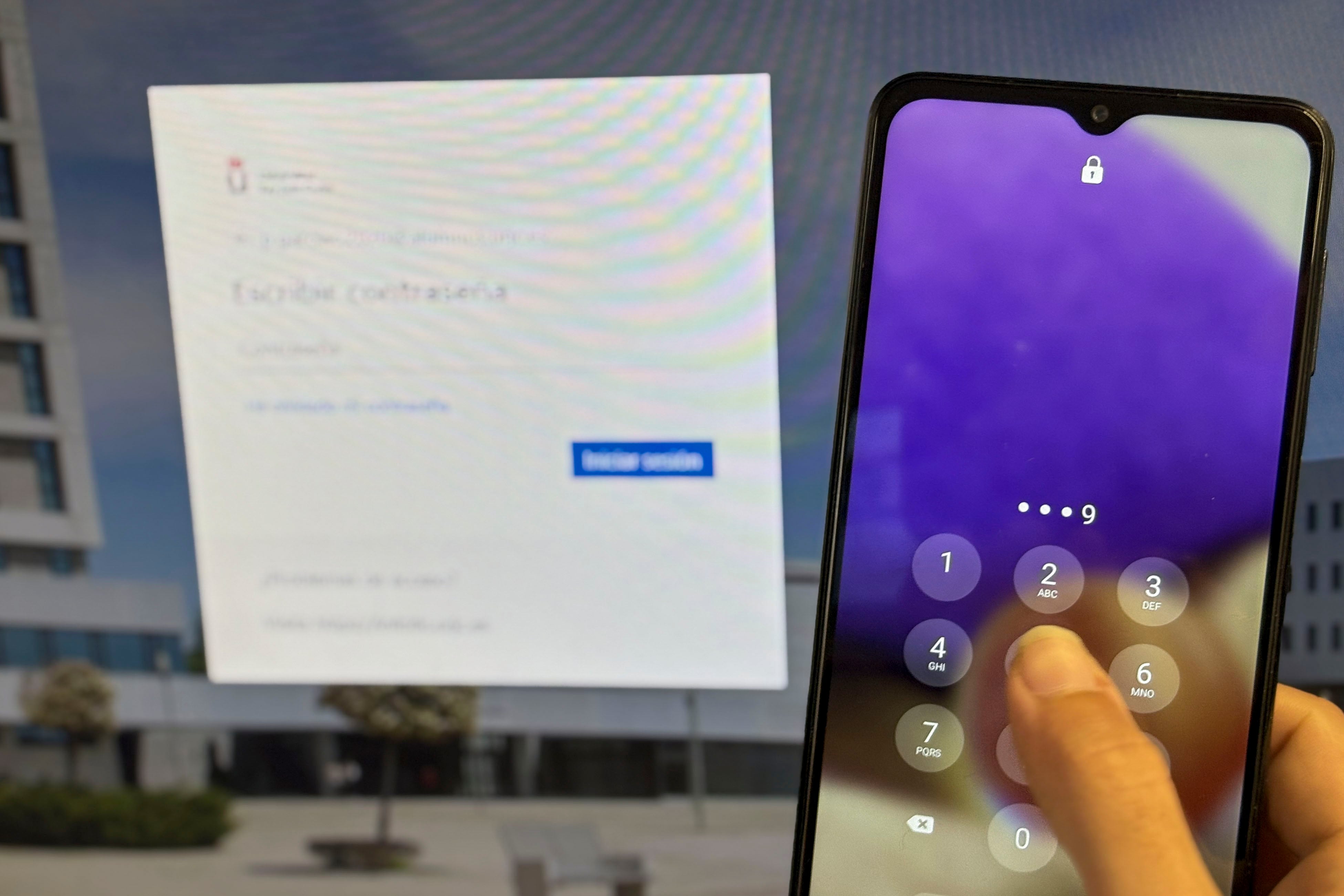 El doble factor refuerza la protección de las cuentas digitales - EFE/Juan Carlos Gomi