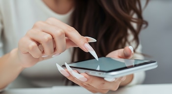 pantalla táctil - uñas - estudio científico - estudiante - tecnología - 26 de marzo