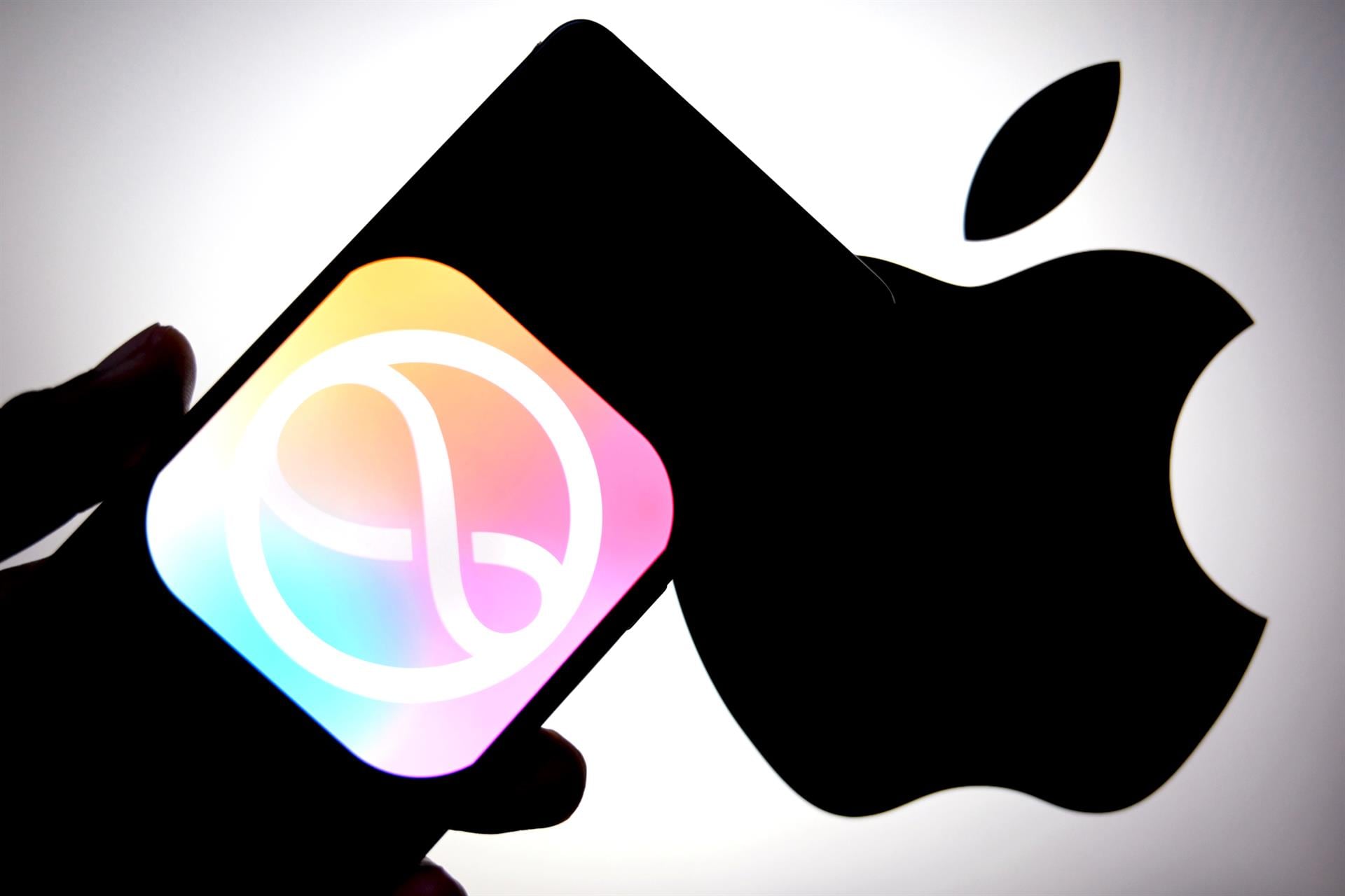 Siri también permite encender la linterna utilizando comandos de voz personalizados. (Europa Press)