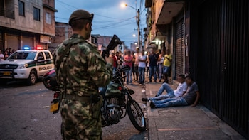 Intento de hurto a un soldado en Medellín terminó con dos delincuentes muertos y uno herido
