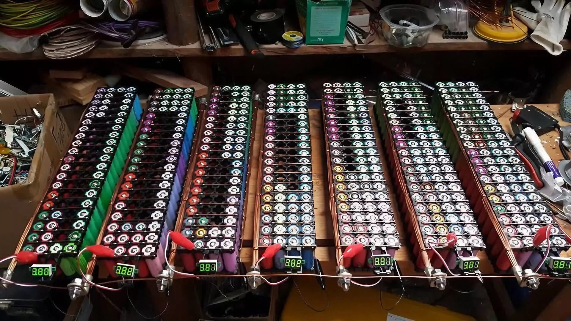 Un hombre juntó 1.000 baterías de laptop durante 8 años y ahora tiene electricidad gratis en casa