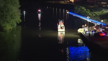 El operativo de rescate en el río Seekonk se extendió durante la noche y parte del lunes por el agua oscura y turbia que redujo la visibilidad. (Cortesía: NBC 10 WJAR)