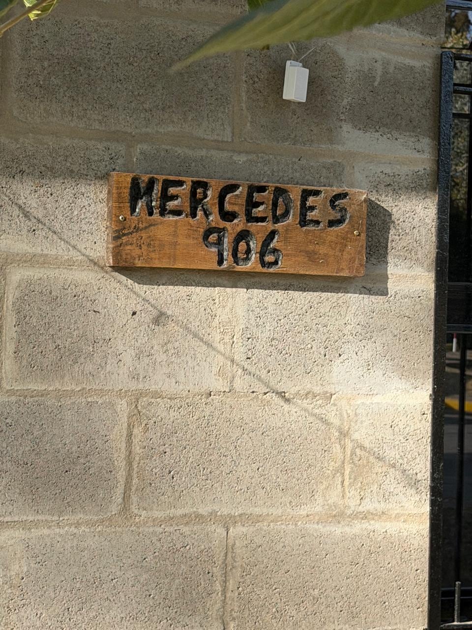 Como última numeración visible, se observa una vivienda particular con el número de chapa Mercedes 906