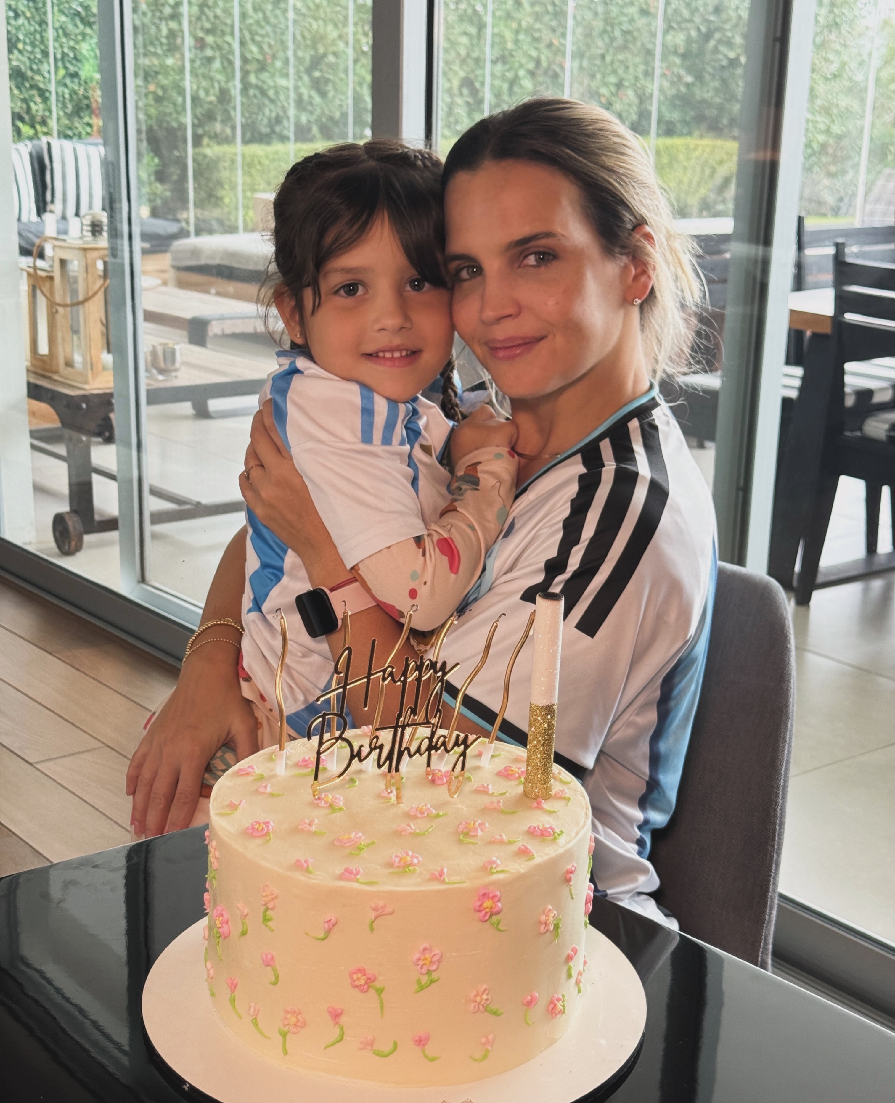 Sabrina Garciarena junto a su hija menor, Mía