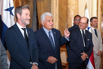 El presidente José Raúl Mulino entregó el pasaporte panameño al técnico Thomas Christiansen durante un acto en el Palacio de Las Garzas. Tomada de Presidencia