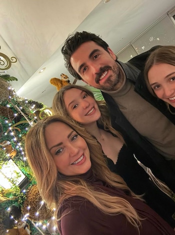 Andrea Legarreta junto a sus