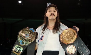 Dominik apareció con máscara en