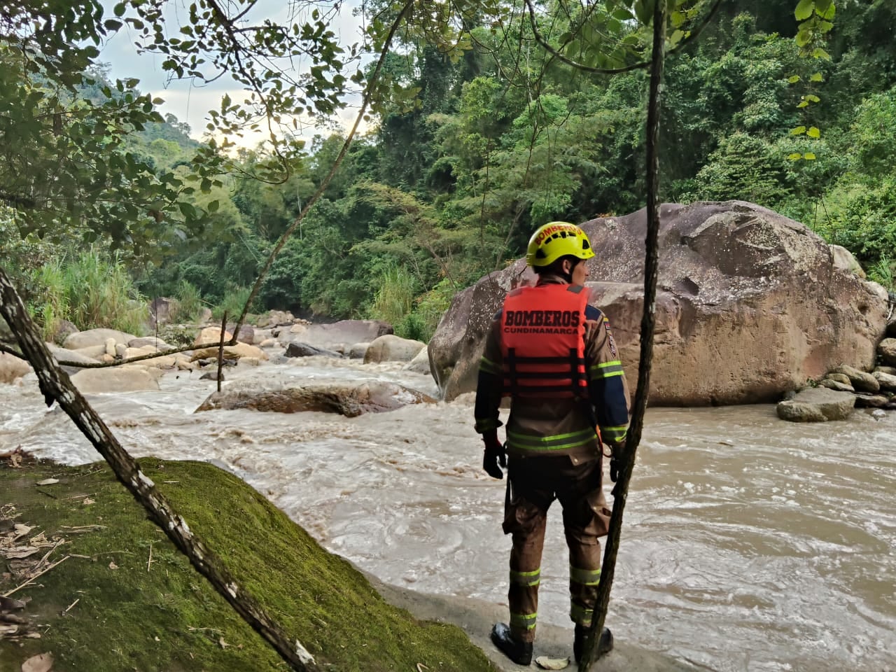 Emergencia en Viotá por creciente súbita del río Calandaima: una persona está desaparecida