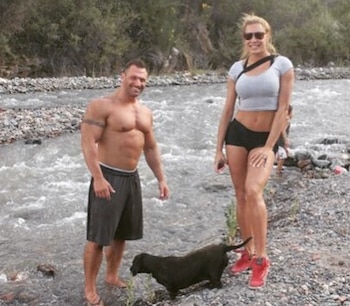 Pamela junto al reconocido fisicoculturista