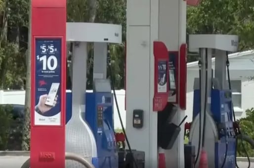 Eleanor Crawford sacó un encendedor y lo acercó al combustible que la víctima cargaba en su camioneta; múltiples testigos presenciaron el ataque, que además quedó registrado en video (FOX13)