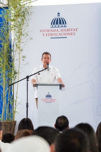 La inversión privada vinculada a la permisología creció 171% interanual, de acuerdo con el ministro Ito Bisonó. (Cortesía: Ministerio de Vivienda, Hábitat y Edificaciones)