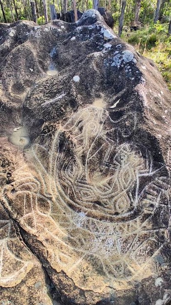 El petroglifo de Anganuma, conocido localmente como “La Sirena”, forma parte del patrimonio rupestre de Loja