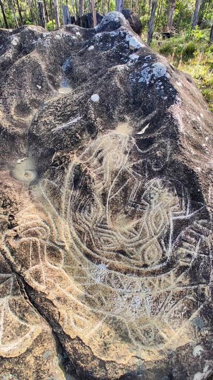 El petroglifo de Anganuma, conocido localmente como “La Sirena”, forma parte del patrimonio rupestre de Loja