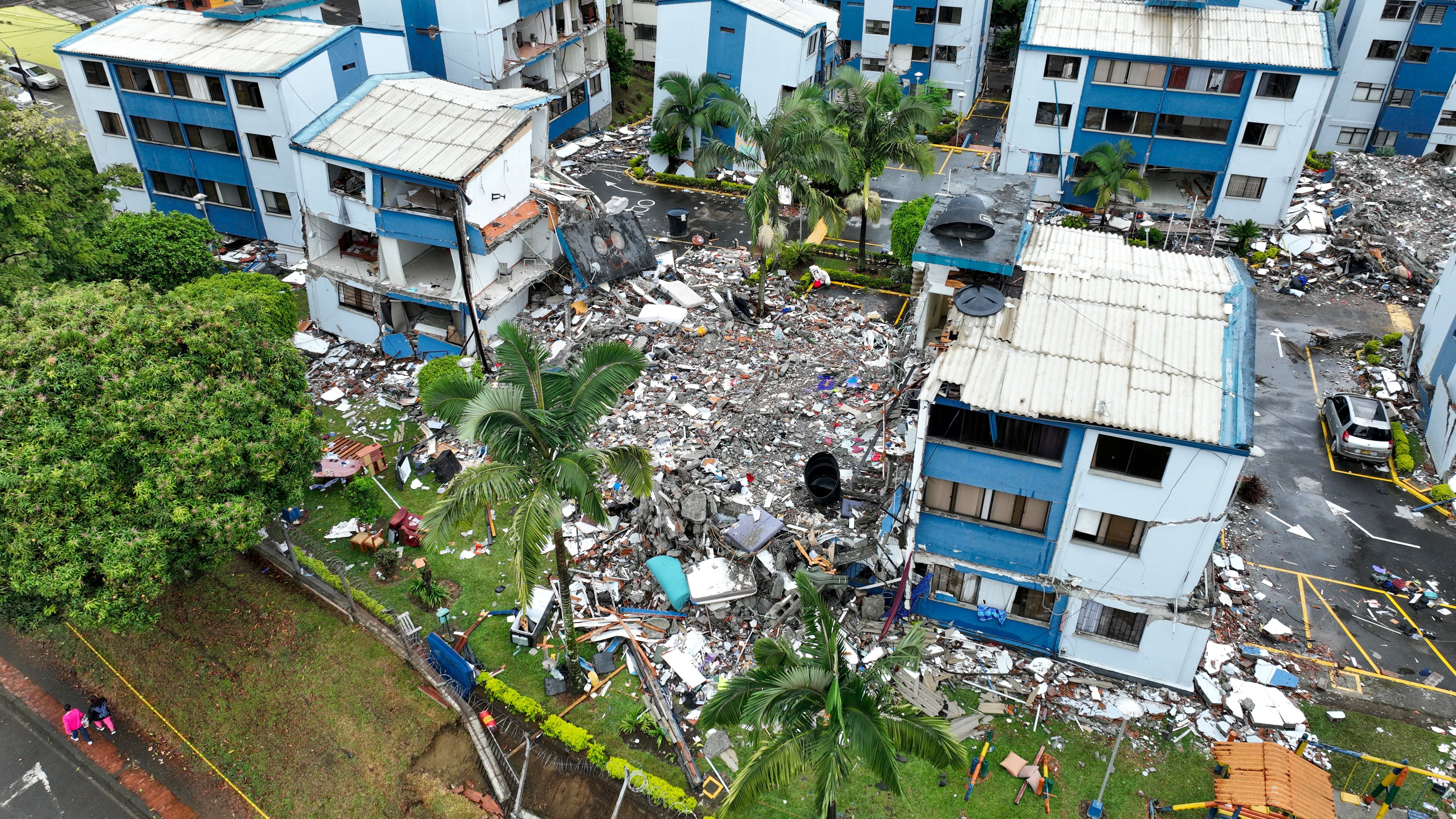 Equipos de rescate continúan las labores de búsqueda entre los escombros tras el sismo registrado en Colombia -crédito Juan Felipe León/REUTERS