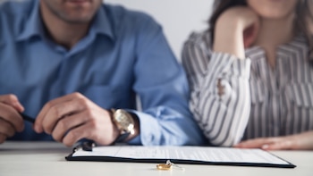 La Justicia concede a una mujer divorciada una pensión vitalicia de 600 euros al mes y 80.000 euros de compensación tras 32 años dedicados al cuidado del hogar