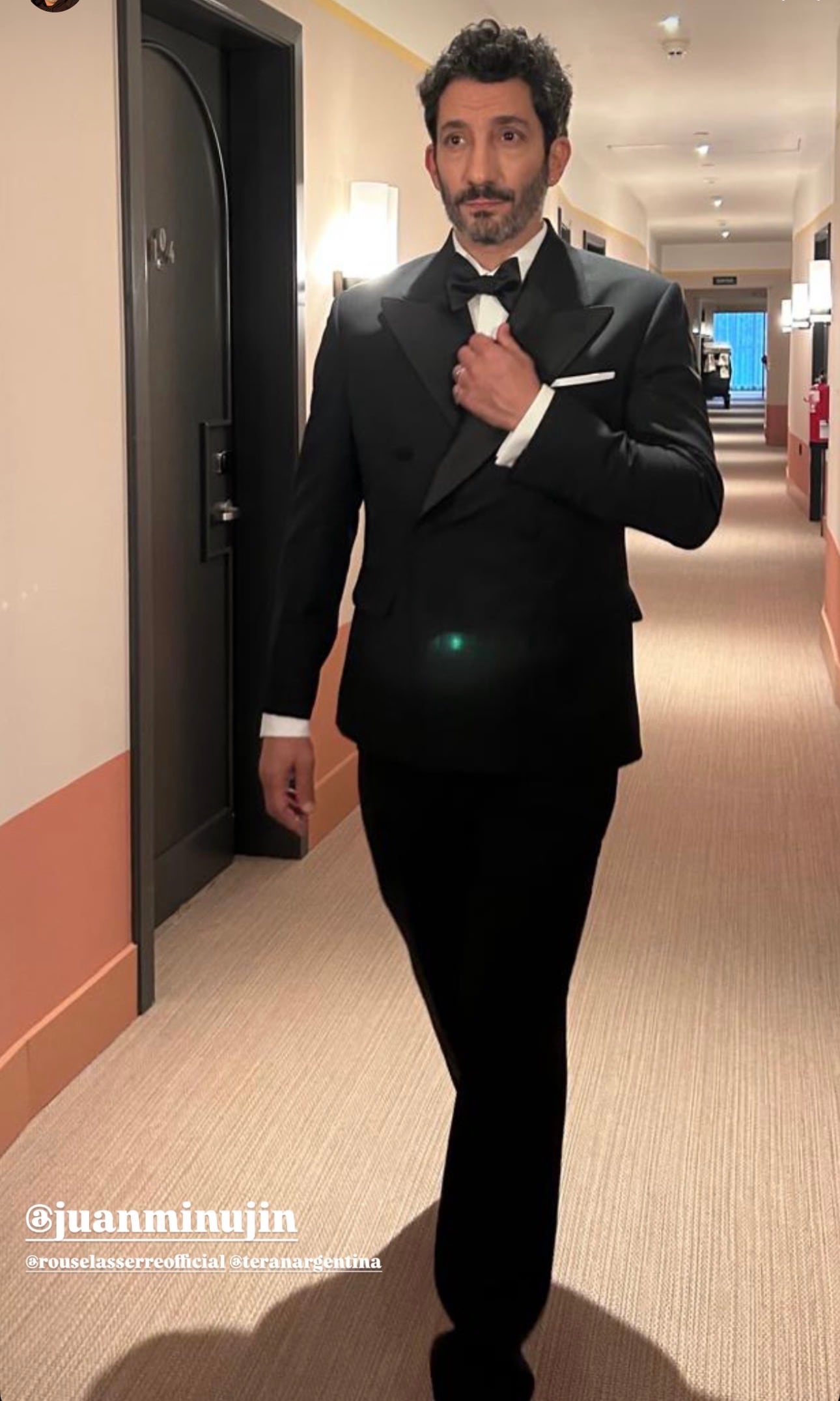 Juan Minujín en el backstage de los Premios Goya, un paisaje que se vuelve cada vez más habitual