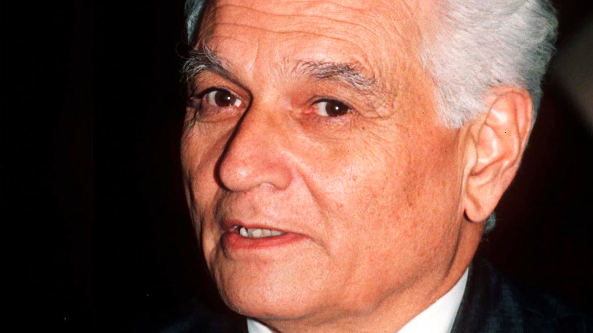 Jacques Derrida, filósofo argelino: “La democracia es el único sistema en el que se tiene el derecho a criticarlo todo públicamente, incluida la idea de democracia” (Crédito: GROSBY GROUP)