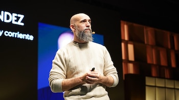 Jon Hernández, divulgador español especializado en inteligencia artificial, analiza el impacto de esta tecnología en el empleo, la educación y la vida cotidiana.