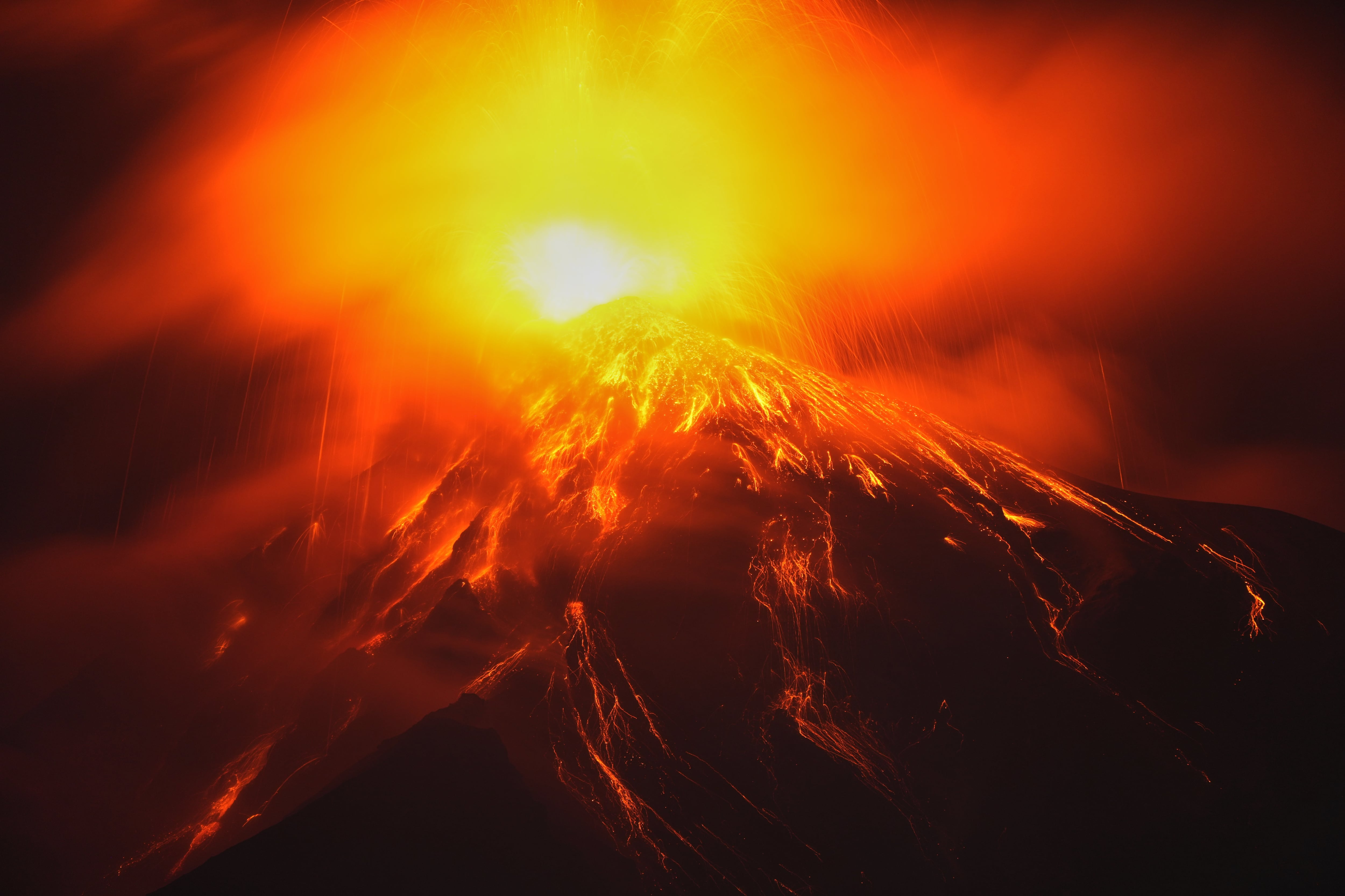 El volcán de Fuego en Guatemala mantiene explosiones y avalanchas que alcanzan el límite de la vegetación, según el Insivumeh. (Foto de archivo/AP)