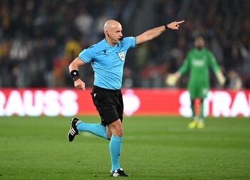 El árbitro Szymon Marciniak (REUTERS/Daniele