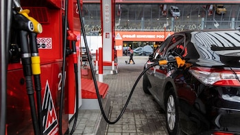 Los precios de la gasolina en Rusia se disparan tras los ataques ucranianos a refinerías