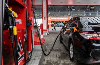 Las estaciones de servicio en Rusia comenzaron a limitar la venta de gasolina tras ataques ucranianos a refinerías (Reuters)