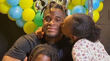 Duván Zapata y sus hijos celebrando su cumpleaños número 30. Foto: Instagram
