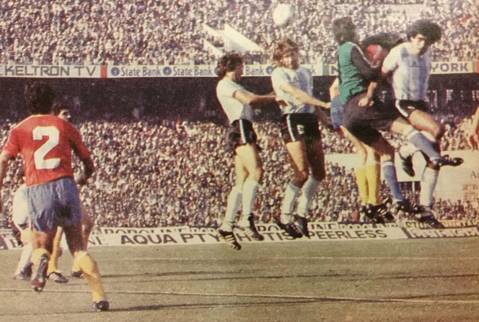 Ricardo Gareca trata de cabecear en el debut ante Rumania