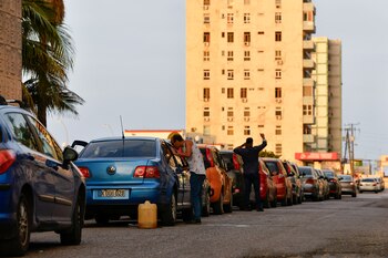 Los conductores hacen fila para comprar combustible en una gasolinera en La Habana, Cuba, 28 de febrero de 2024. (Reuters)