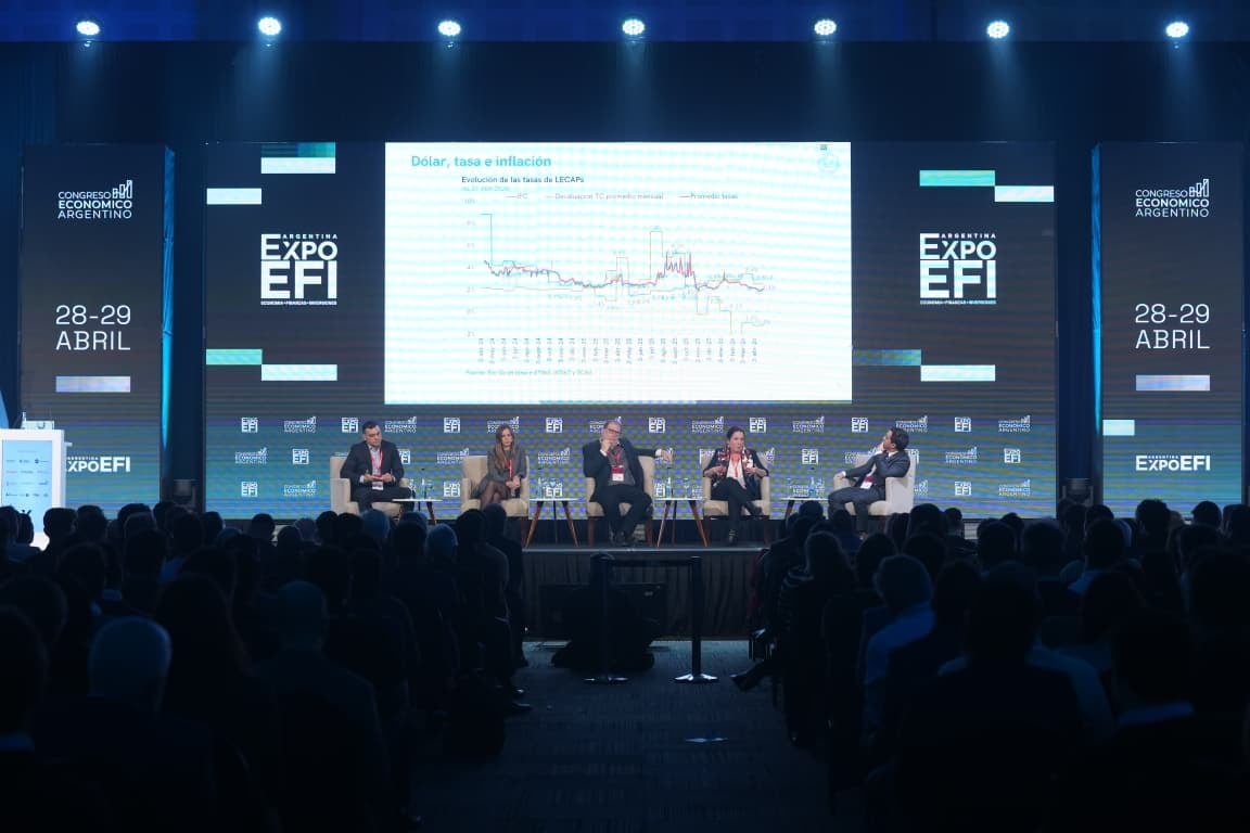 Emmanuel Álvarez Agis, Pilar Tavella, Andrés Borenstein, Marina Dal Poggetto y Santiago Bulat participan en el panel Coyuntura Macro de ExpoEFI 2026, analizando el programa económico y sus perspectivas futuras. (ExpoEFI)