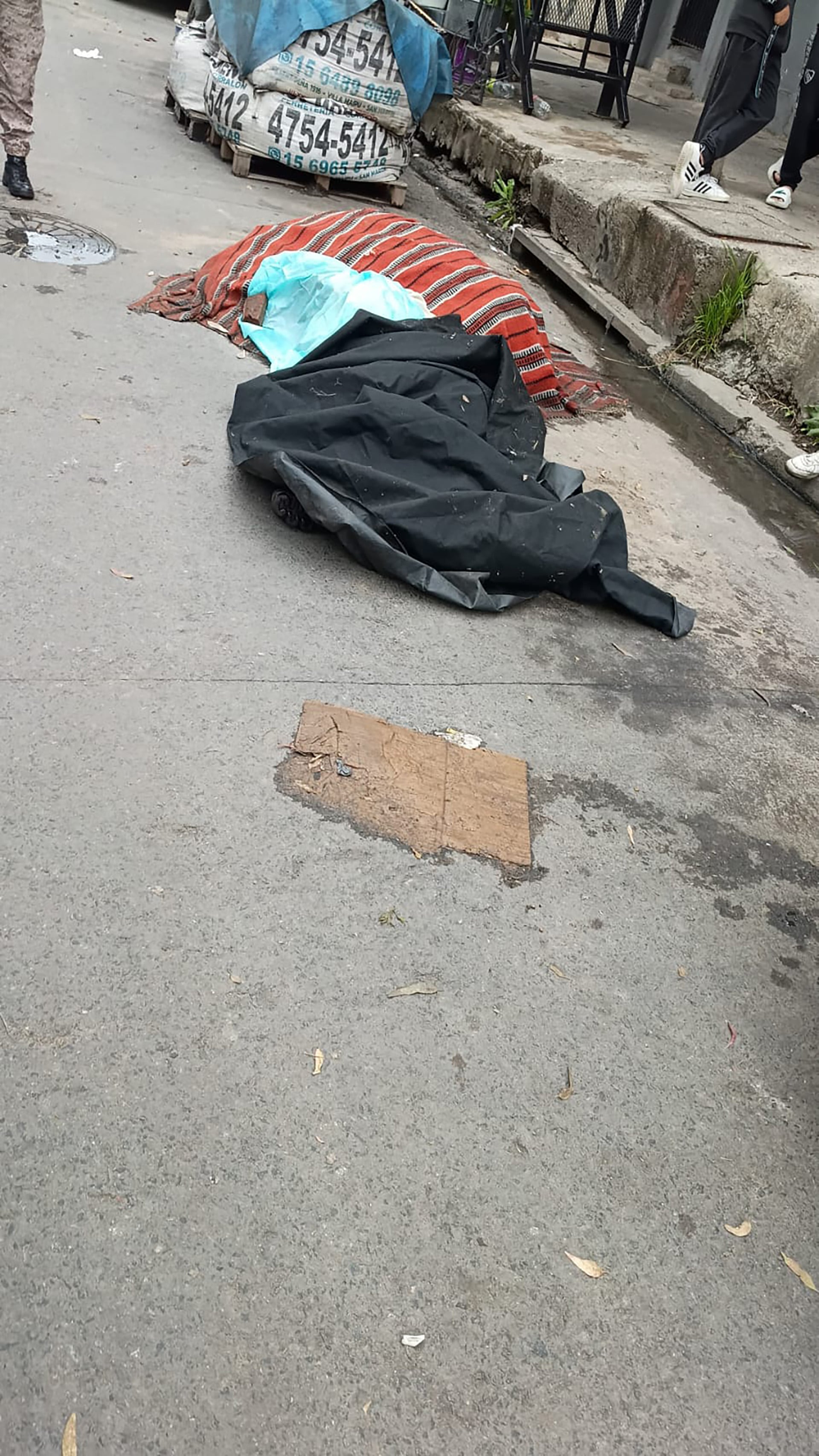 El cuerpo del presunto asesino fue hallado sobre la avenida de los Constituyentes.