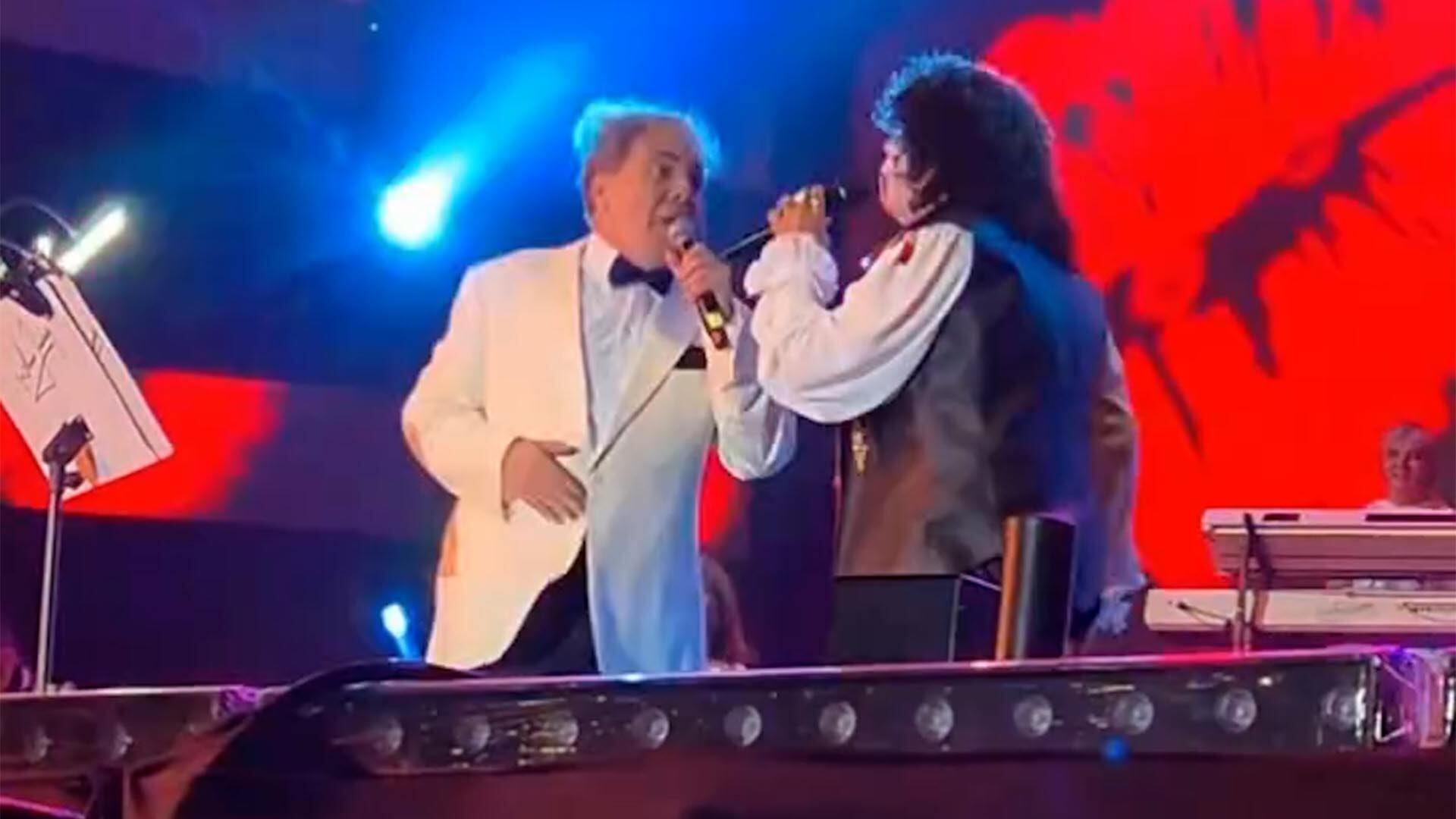 Cristian Castro y La Mona Jiménez deslumbran al público con su interpretación conjunta de 'Beso a Beso'