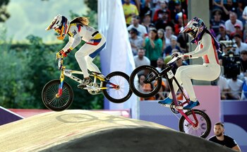 Mariana Pajon de Colombia y Axelle Etienne de Francia en acción durante una carrera semifinal de las competiciones femeninas de Ciclismo BMX en los Juegos Olímpicos de París 2024 - crédito Tolga Akmen/EFE