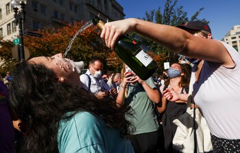 Jóvenes bebiendo en Washington. REUTERS/Hannah
