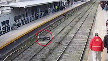 Video: caminaba por el andén,