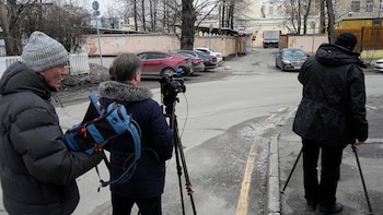 Periodistas junto a la entrada