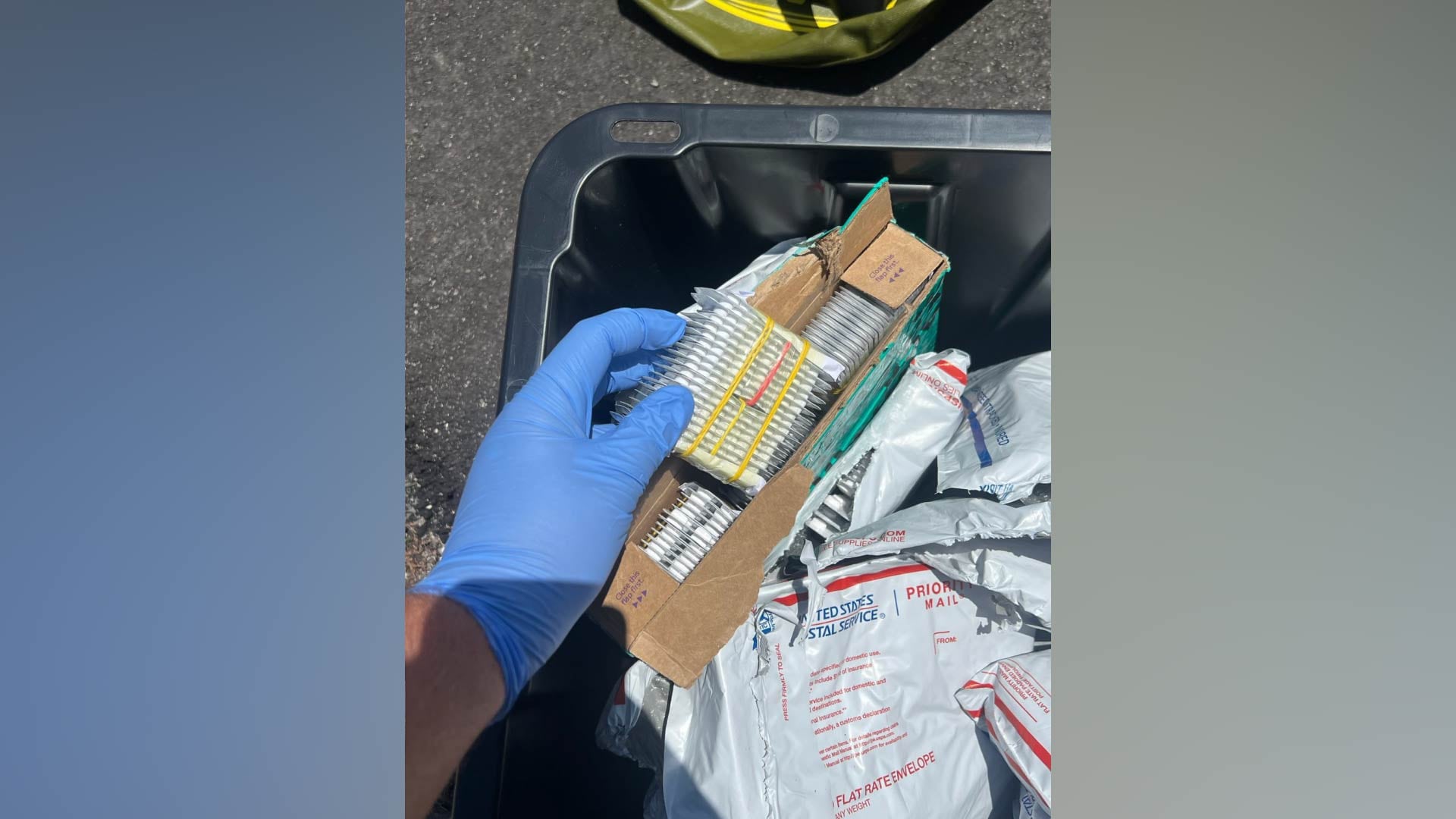 Durante el registro del vehículo, los agentes hallaron sobres de correo en el maletero ocultando miles de pastillas de venta controlada. (Facebook/ Martin County Sheriff