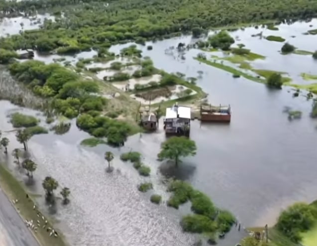 La crecida del río Paraná obliga a evacuar a miles de personas en Chaco