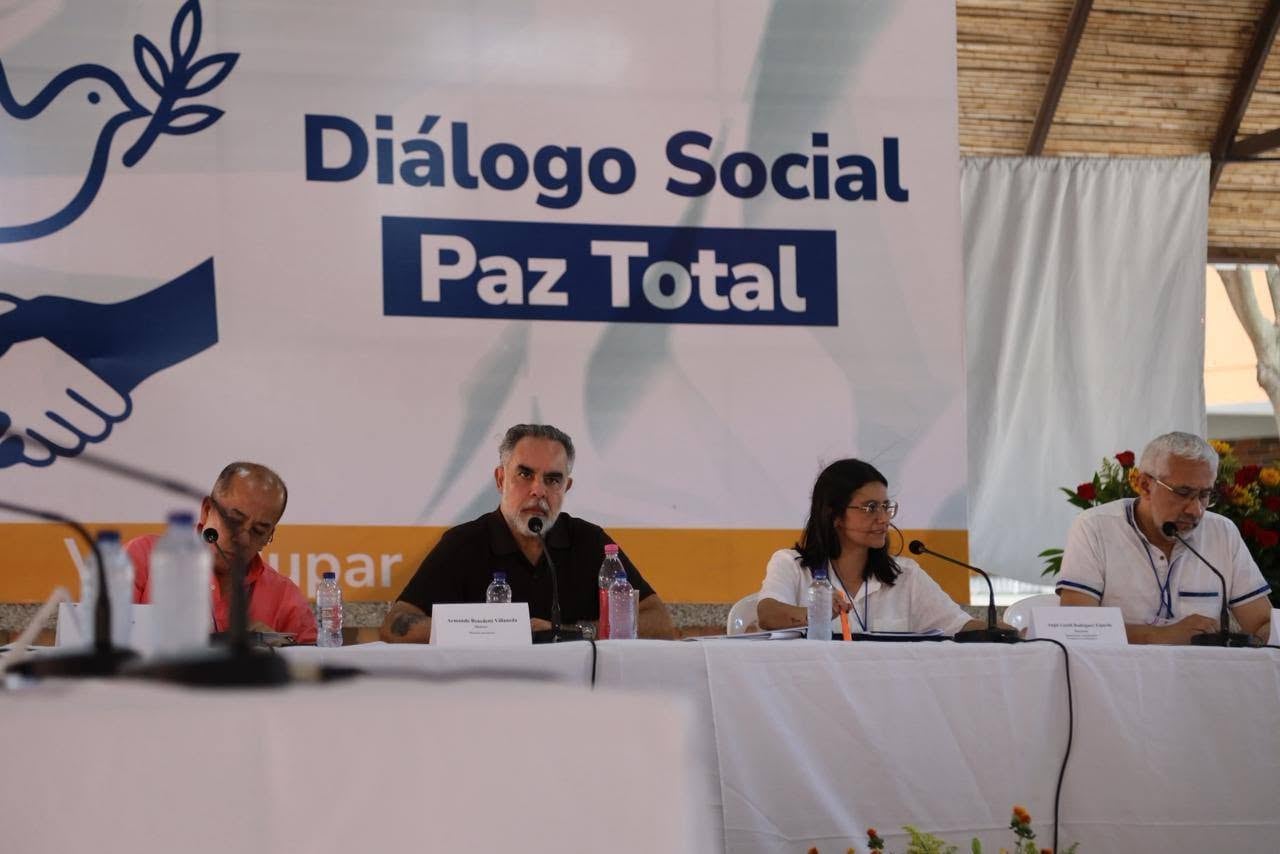 El encuentro fue presentado como parte de los esfuerzos para avanzar en el cierre de asuntos pendientes relacionados con el proceso de paz con las Autodefensas Unidas de Colombia (AUC) y el denominado acuerdo de Ralito - crédito Ministerio del Interior