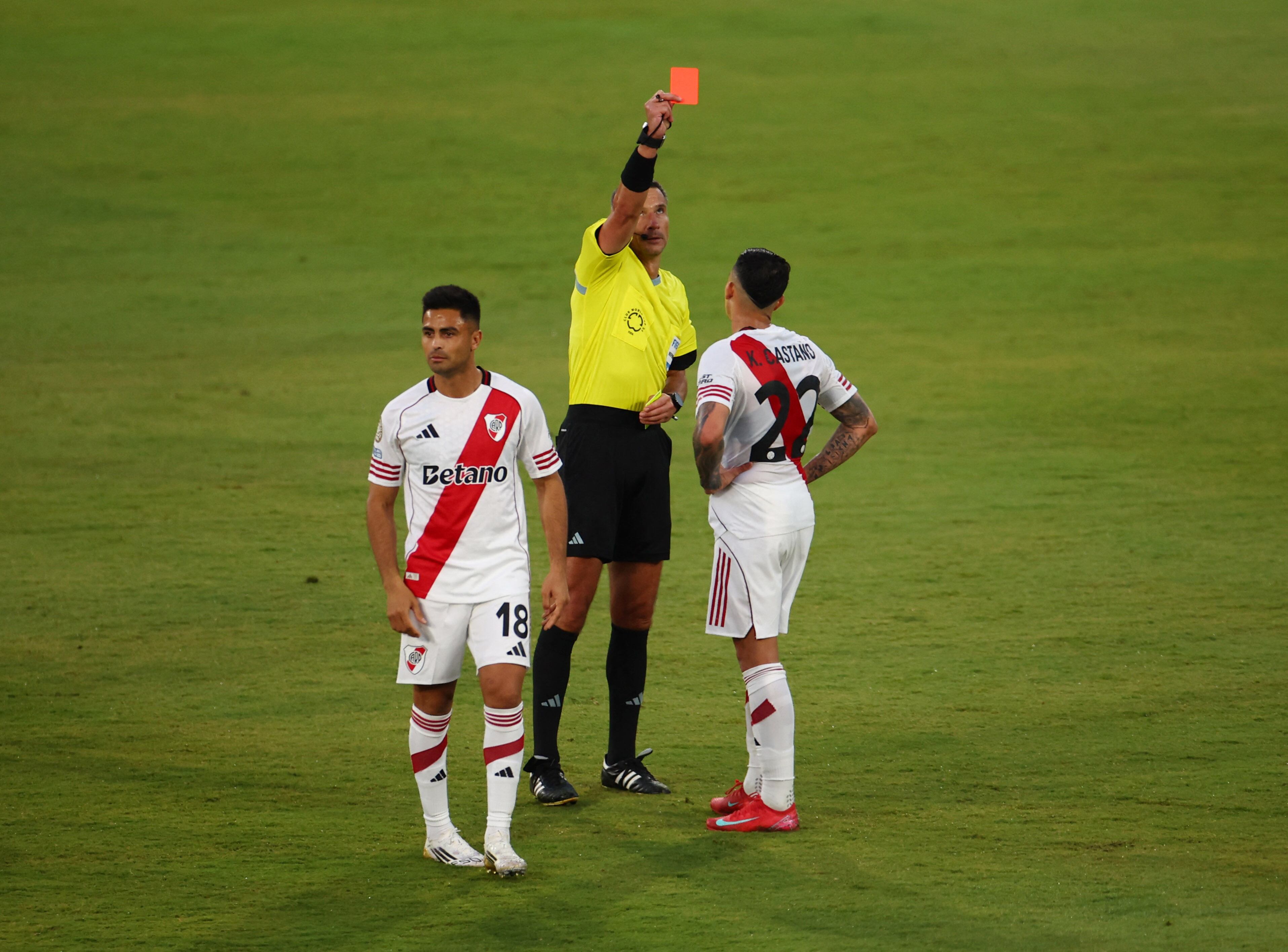 Kevin Castaño fue expulsado por una infracción en la mitad del campo contra Monterrey - crédito Daniel Cole/REUTERS