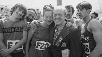 La participación de Kathrine Switzer en la Maratón de Boston impulsó el debate sobre la exclusión de las mujeres en las maratones (Bettmann)