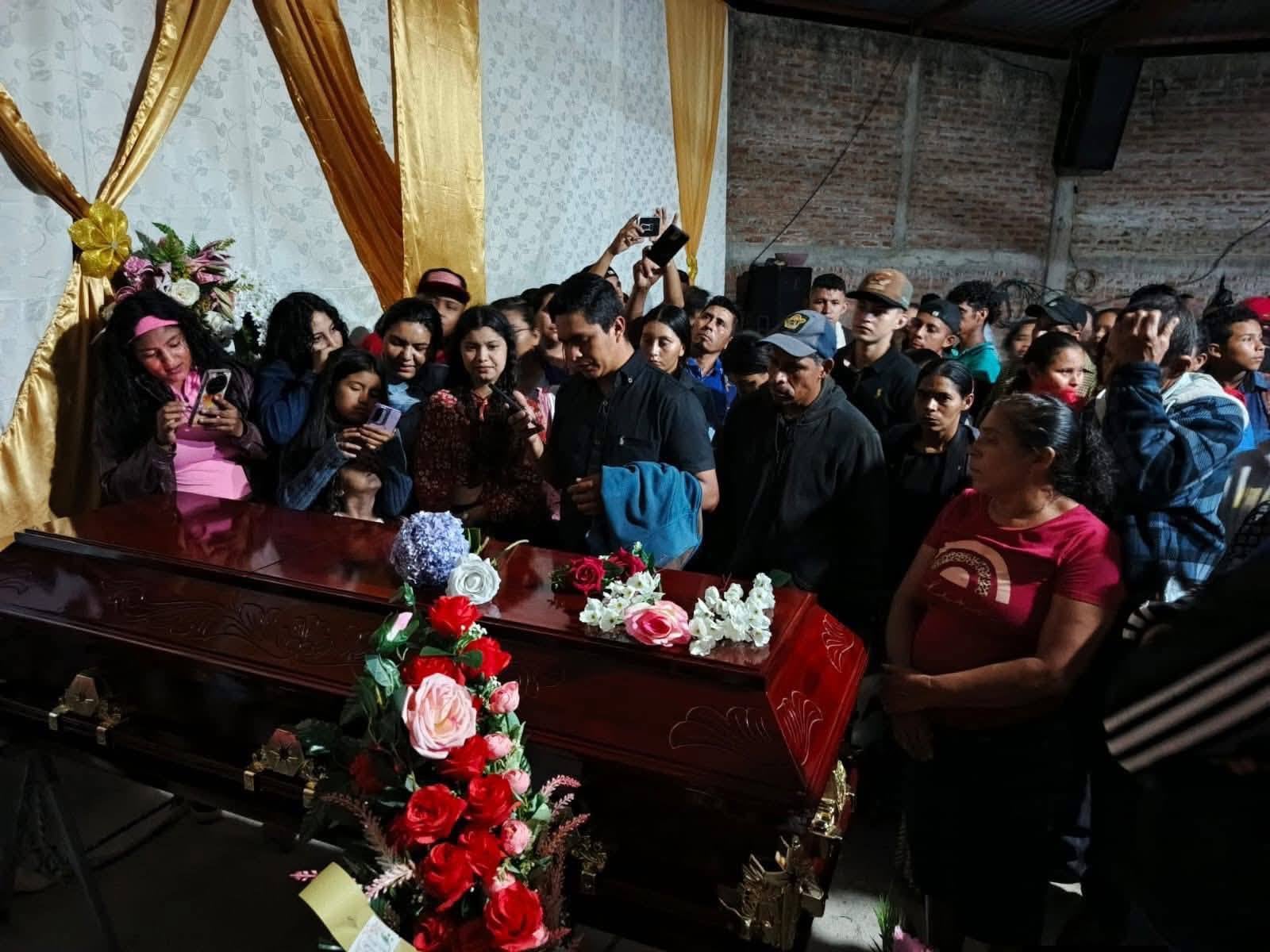 Durante el sepelio de la joven de 22 años, los asistentes exigieron que el femicidio de Junieysis Adely no quede impune (Cortesía Nicaragua actual).