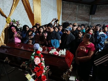 Durante el sepelio de la joven de 22 años, los asistentes exigieron que el femicidio de Junieysis Adely no quede impune (Cortesía Nicaragua actual).