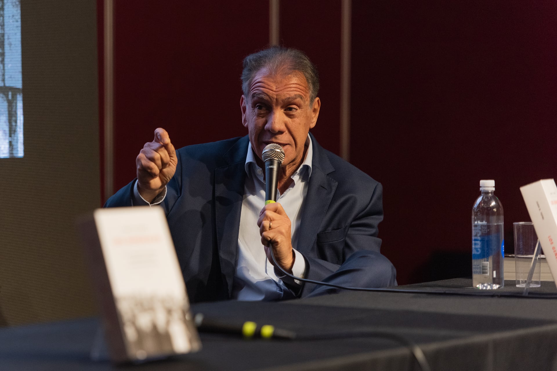 Daniel Hadad hizo las preguntas que dieron pie a los relatos del Tata Yofre, en la Feria del Libro.