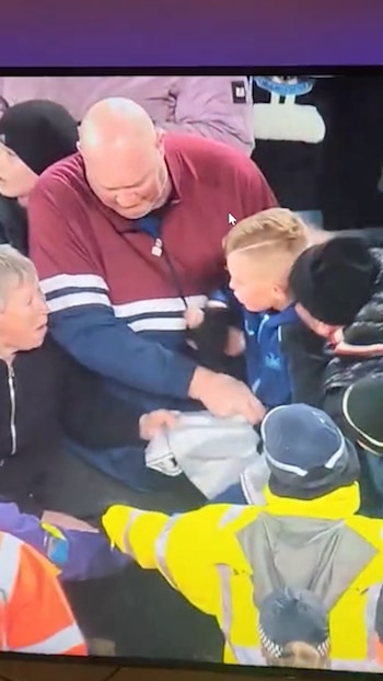 La pelea menos esperada: una abuela y un niño lucharon por una camiseta del Newcastle