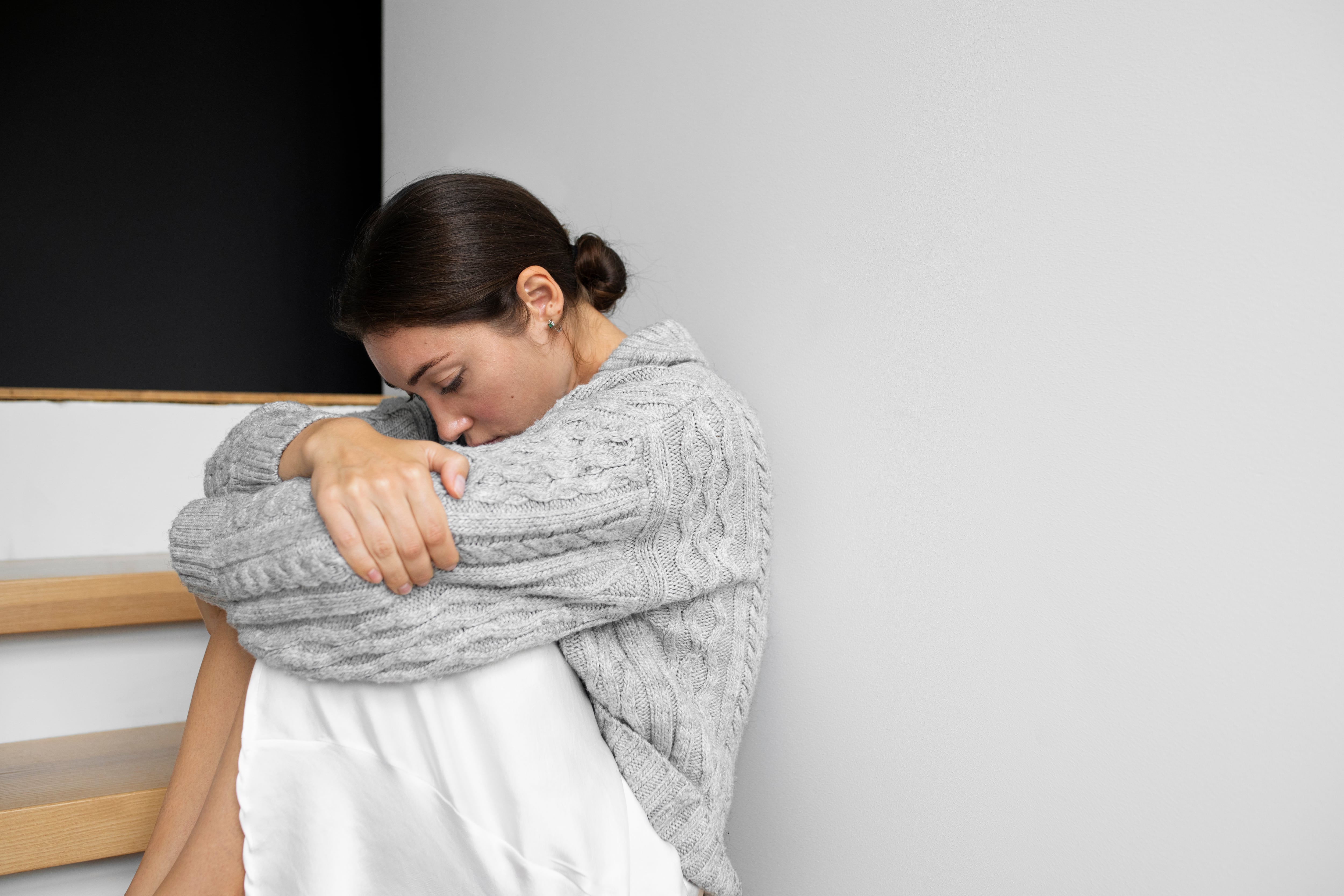 El programa contempla una red nacional de psicólogos voluntarios que ofrecerán al menos una hora mensual de atención virtual a mujeres referidas por las redes de apoyo. (Freepik)