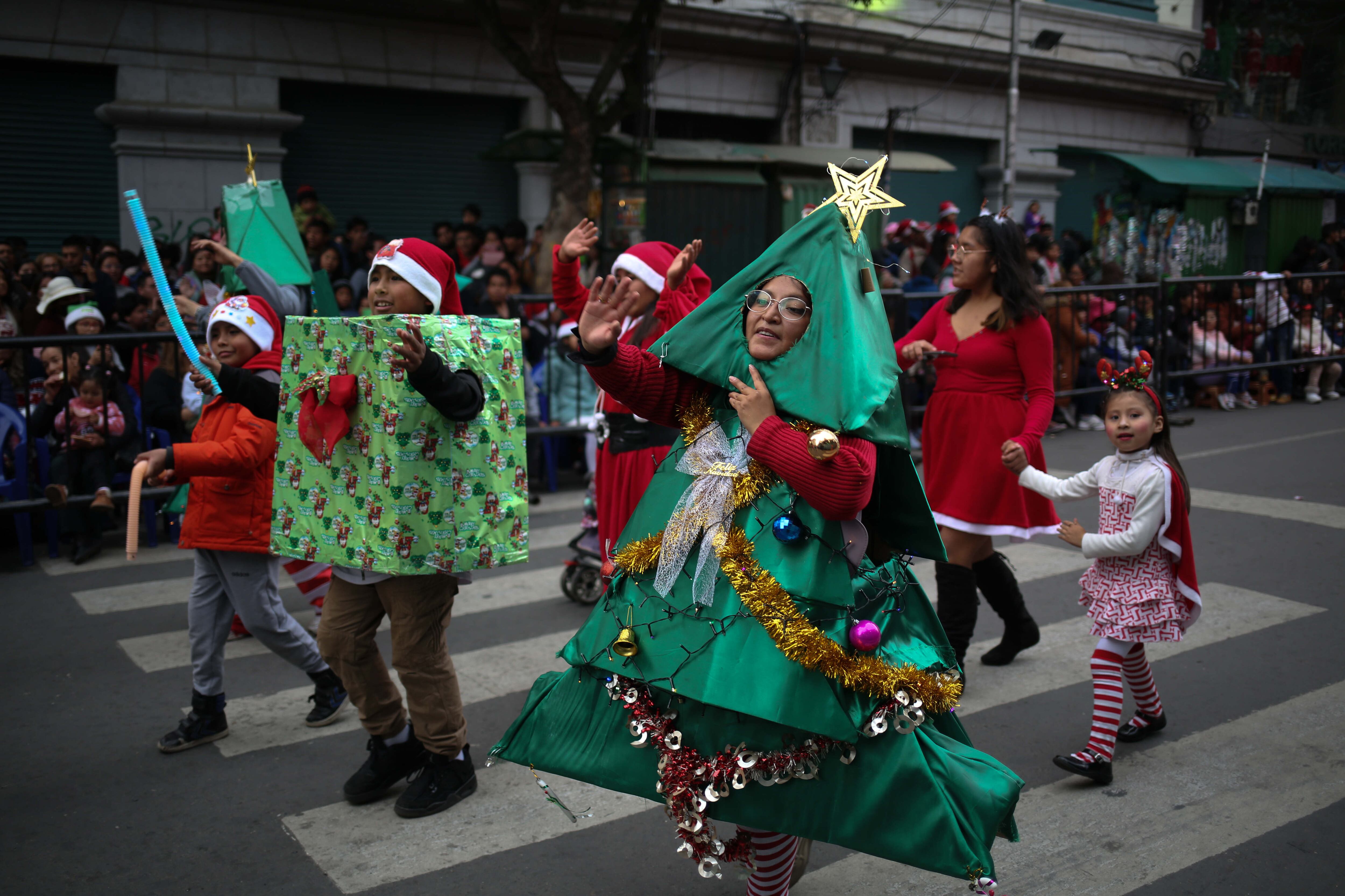 Jóvenes participan en un desfile navideño hoy en La Paz (Bolivia). EFE/Luis Gandarillas